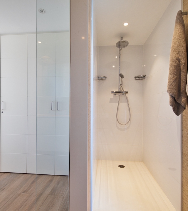 Resa Estates Ibiza te koop penthouse Marina botafoch for sale Ibiza shower.jpeg